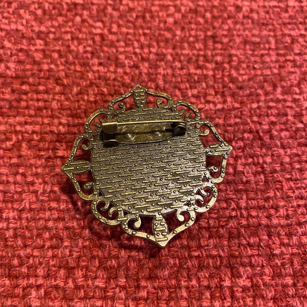 New embroidered flower brooch - Picture 2 of 3